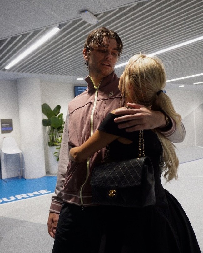 Taylor Fritz melaju ke semifinal US Open setelah mengalahkan Alexander Zverev dalam laga yang sengit. Momen bersejarah Fritz yang pertama kali mencapai semifinal Grand Slam disaksikan kekasihnya, influencer cantik, Morgan Riddle. Foto: Instagram Morgan Riddle