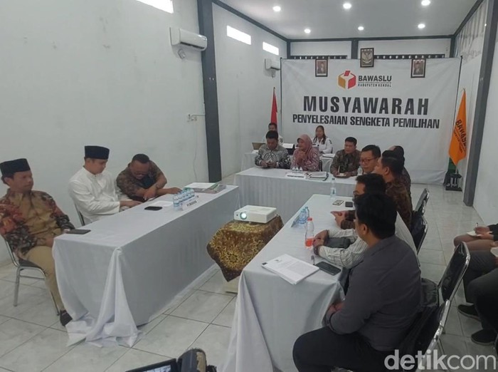 Musyawarah tertutup antara bakal calon Bupati-Wakil Bupati Kendal, Dico-Ali, dengan lima Komisioner KPU Kendal di Bawaslu Kendal, Rabu (4/9/2024).