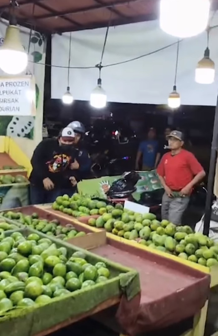 Ormas Keroyok Pedagang Buah di Jakbar