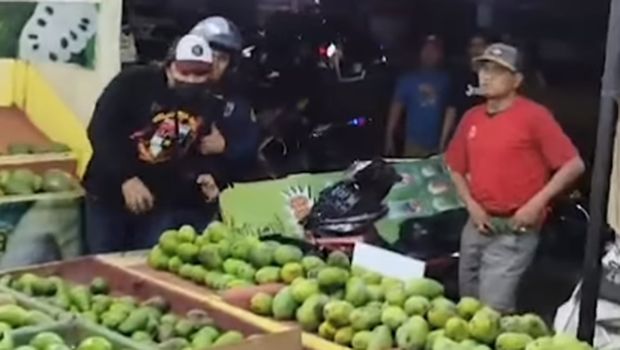 Ormas Keroyok Pedagang Buah di Jakbar