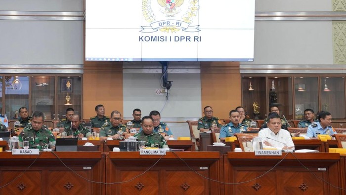 Panglima TNI Jenderal TNI Agus Subiyanto bersama Wamenhan RI M Herindra menghadiri Rapat Kerja dengan Komisi I DPR RI. Dok: Istimewa