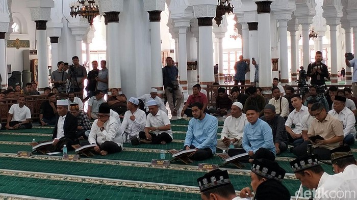 Pasangan calon gubernur Aceh mengikuti uji mampu membaca Al-Quran yang digelar Komisi Independen Pemilihan (KIP) Aceh. (Foto: Agus Setyadi/detikSumut).