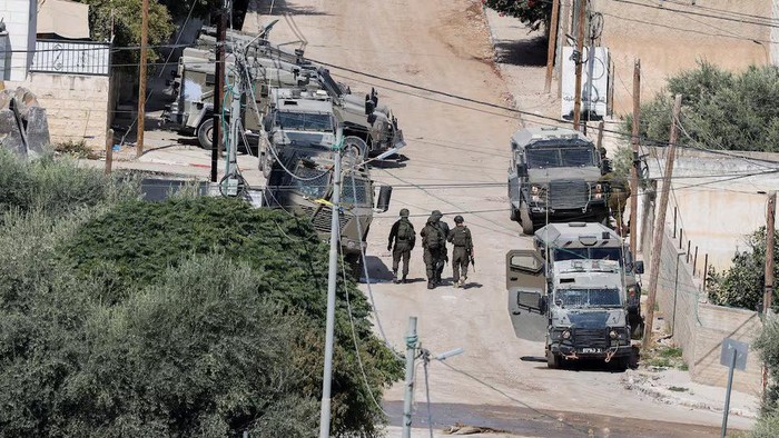 Israeli security forces walk next to armoured vehicles during an Israeli raid in Jenin during an Israeli raid, in Jenin, in the Israeli-occupied West Bank, September 3, 2024. REUTERS/Raneen Sawafta Purchase Licensing Rights