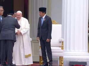 Jokowi Kenalkan Prabowo dan Para Menteri ke Paus Fransiskus