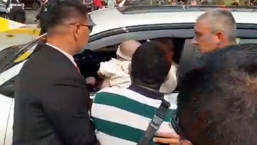 Paus Fransiskus memberkati bayi bernama Theresia Wiliana Abong di Jakarta, Rabu (4/9/2024). Theresia Abong merupakan bayi pasutri asal Lembata, NTT. (Dok. pribadi Villigius Laba Malun)