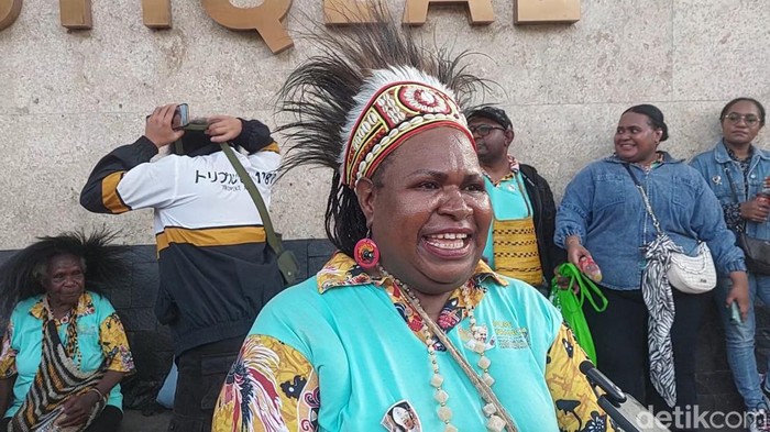 Paus Fransiskus menyapa warga yang telah menunggunya di depan Gereja Katedral Jakarta. Salah satunya Francina Belau (53) warga asal Papua (Anggi/detikcom)