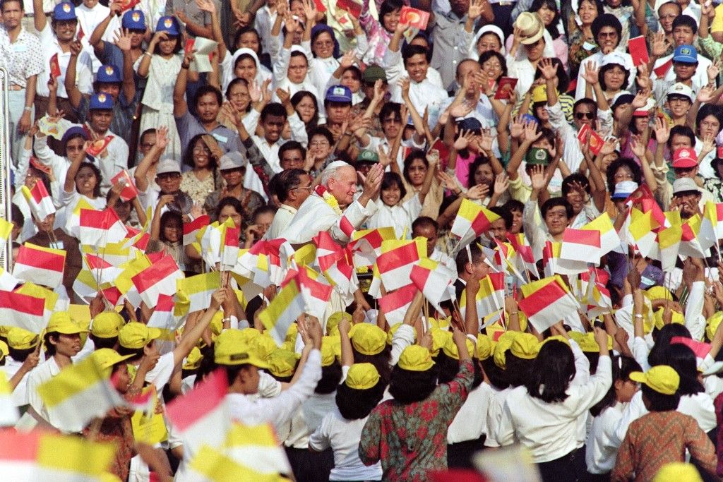 Paus Yohanes Paulus II disambut oleh khalayak ramai pada 10 Oktober 1989 di Jakarta. (Photo by DERRICK CEYRAC / AFP/File Foto)