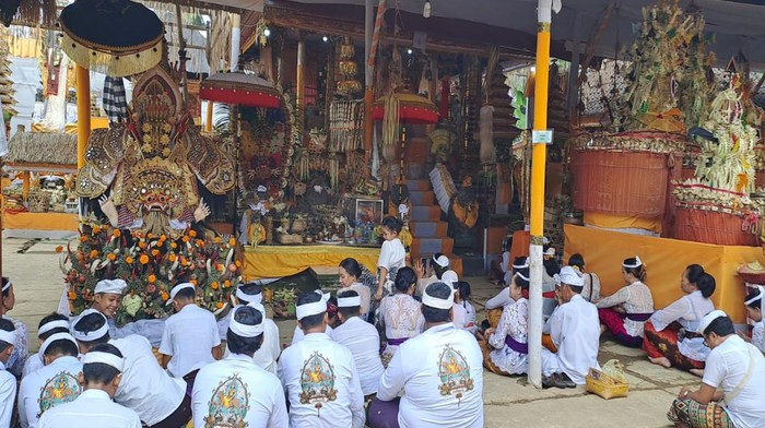 Pelaksanaan karya agung ngenteg linggih, mupuk pedagingan lan padudusan agung di Pura Manik Mas Desa Nyanglan, Kecamatan Banjarangkan, Klungkung dan Tembuku Bangli, Sabtu (31/9/2024). (Istimewa / Wayan Antarini).