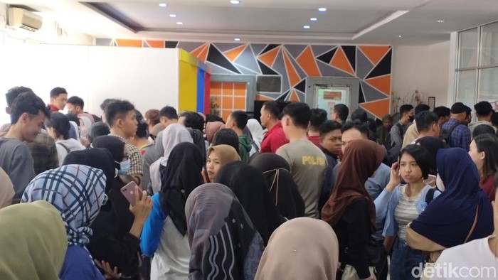Pelamar CASN padati kantor pos Merdeka untuk membeli e-materai