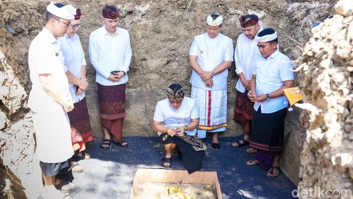 Peletakan batu pertama atau groundbreaking proyek MRT di Sentral Parkir Kuta, Bali, Rabu (4/9/2024). (Foto: Agus Eka/detikBali)