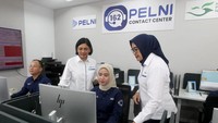 Direktur Utama PT Pelni (Persero), Tri Andayani bersama Direktur Usaha Angkutan Penumpang PT Pelni (Persero), Nuraini Dessy (kanan) tengah melayani pelanggan melalui Pelni Call Center 162 di Kantor Pusat Pelni di Jakarta, Rabu (4/9).