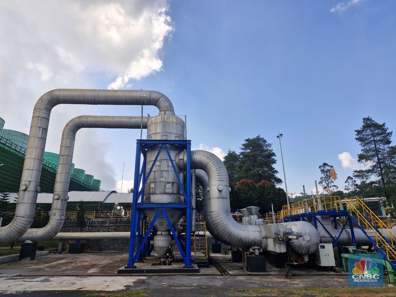 Pembangkit Listrik Tenaga Panas Bumi (PLTP) Kamojang berhasil memproduksi hidrogen hijau (green hydrogen) berbasis panas bumi. Green hydrogen plant (GHP) pada pembangkit EBT ini akan memasok hidrogen hijau untuk Hydrogen Refueling Station (HRS) Senayan. (CNBC Indonesia/Verda Nano)