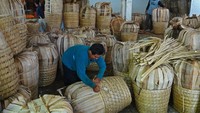 Pekerja menata keranjang tembakau di gudang tembakau perwakilan pabrikan rokok di Temanggung, Jawa Tengah, Rabu (4/9/2024).  