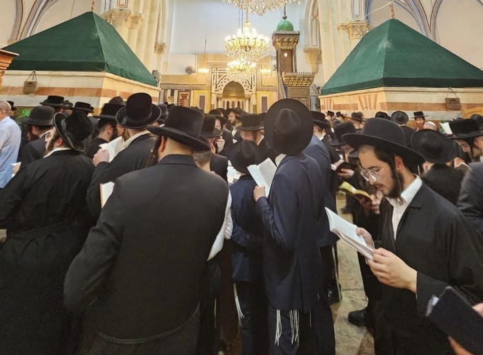 Pemukim Israel menggelar acara di Masjid Ibrahimi, Hebron, Senin (2/9/2024) malam waktu setempat.