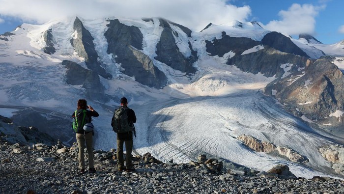 Penampakan Gletser di Swiss yang Terus Menyusut Glaciologist at ETH Zurich and Head of the Glacier Monitoring in Switzerland (GLAMOS) Matthias Huss stands with a TV crew on the Morteratsch Glacier amid climate change, in Pontresina, Switzerland, September 3, 2024. REUTERS/Denis Balibouse
