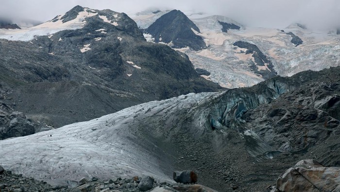 Penampakan Gletser di Swiss yang Terus Menyusut