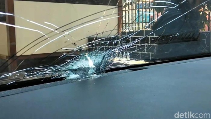 Penampakan kaca mobil Gus Mujib yang pecah dilempar OTK