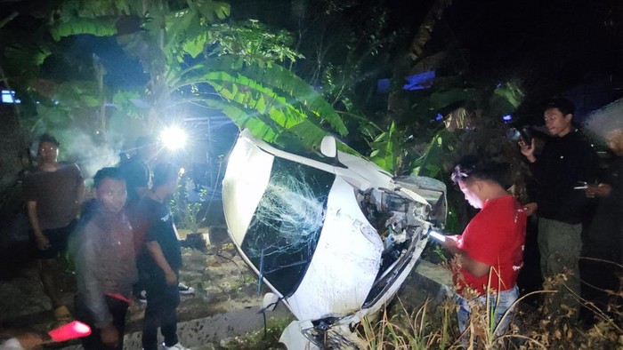 Penampakan mobil Brio terbang seberangi sungai 10 meter di Playen, Gunungkidul, Rabu (4/9/2024).