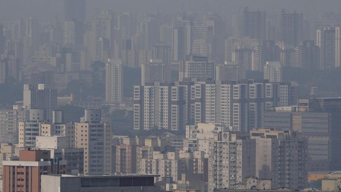 Buildings are veiled by smoke resulting from fires raging across the Amazon, in Sao Paulo, Tuesday, Sept. 3, 2024. (AP Photo/Andre Penner)