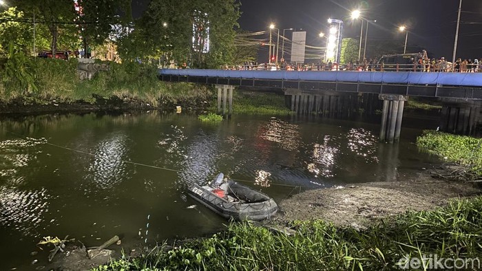 Pencarian korban hilang tenggelam di Kali Jagir