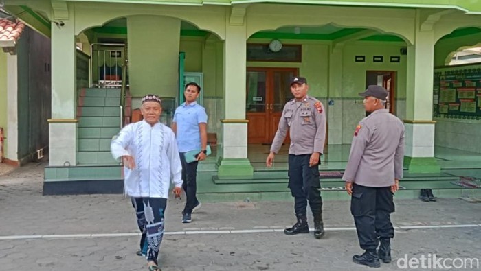 Polisi mengecek lokasi pencurian sepeda di Masjid Barokah, Desa Jambu Kulon, Kecamatan Ceper Klaten, Rabu (4/9/2024).