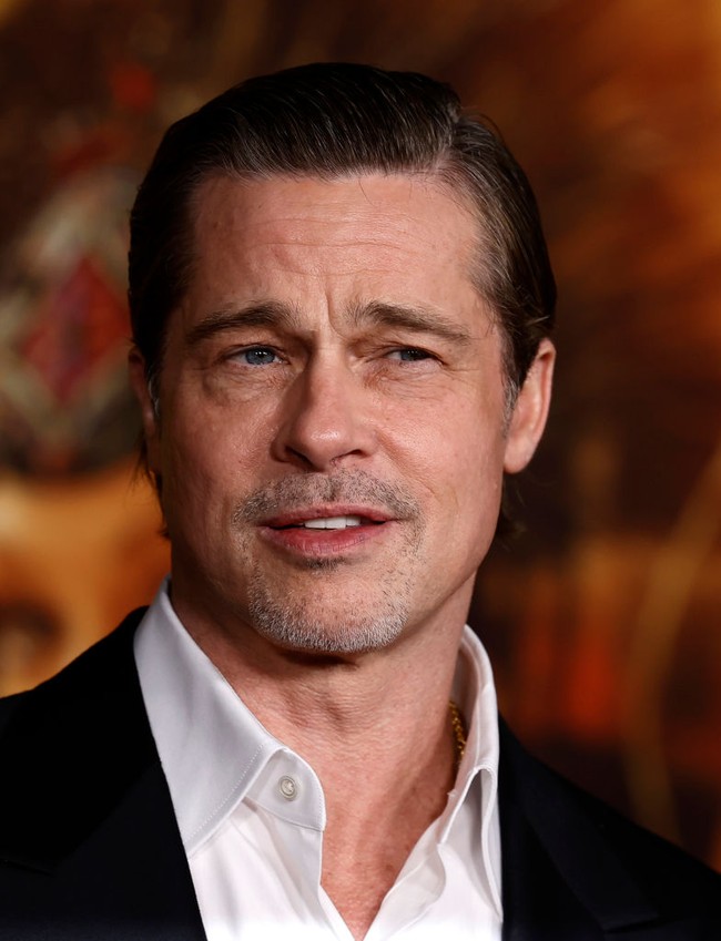 2. Brad Pitt menempati posisi kedua dalam daftar aktor Amerika tertampan. Meskipun sudah berusia lebih dari 60 tahun, bintang ‘Fight Club’ ini tetap menjadi langganan dalam daftar Pria Terseksi. Bahkan tahun ini, Harpers Bazaar memasukkannya dalam daftar Pria Terseksi dalam Sejarah. Foto: Getty Images/Frazer Harrison