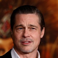 2. Brad Pitt menempati posisi kedua dalam daftar aktor Amerika tertampan. Meskipun sudah berusia lebih dari 60 tahun, bintang ‘Fight Club’ ini tetap menjadi langganan dalam daftar Pria Terseksi. Bahkan tahun ini, Harpers Bazaar memasukkannya dalam daftar Pria Terseksi dalam Sejarah. Foto: Getty Images/Frazer Harrison