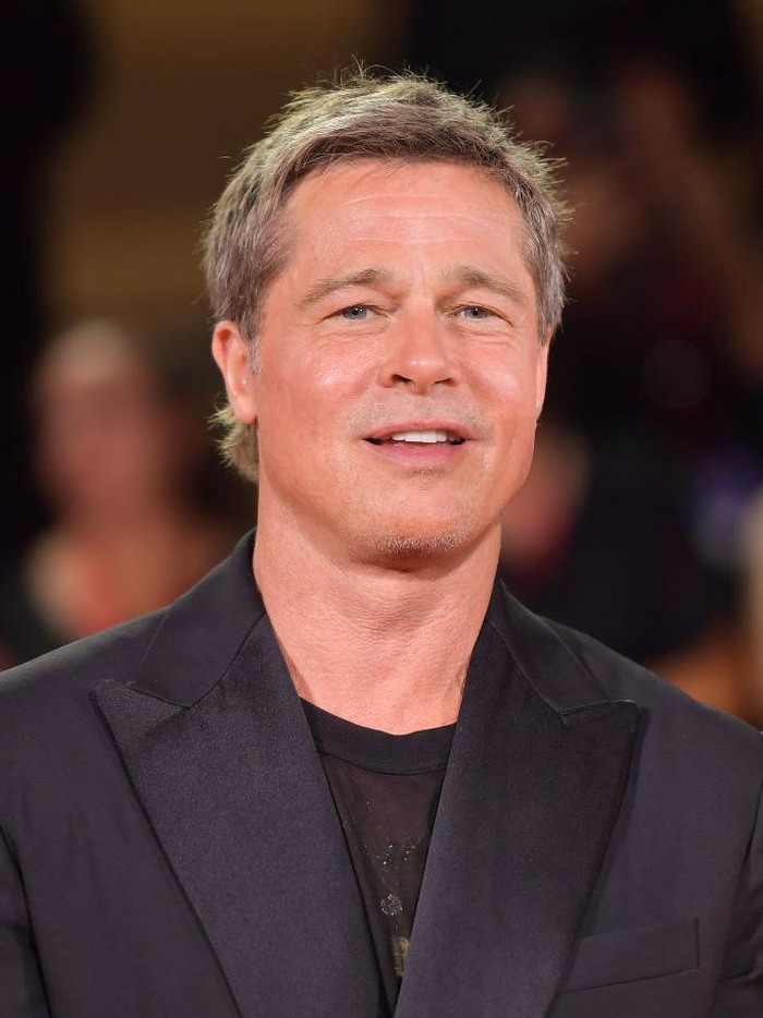 Perbedaan Wajah Brad Pitt, Diduga Facelift VENICE, ITALY - SEPTEMBER 01: Brad Pitt attends the Wolfs red carpet during the 81st Venice International Film Festival on September 01, 2024 in Venice, Italy. (Photo by Dominique Charriau/WireImage)