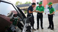 President Director BP-AKR Vanda Laura beserta Finance Director BP-AKR Hendra Lee berdialog dengan salah seorang pelanggan.  