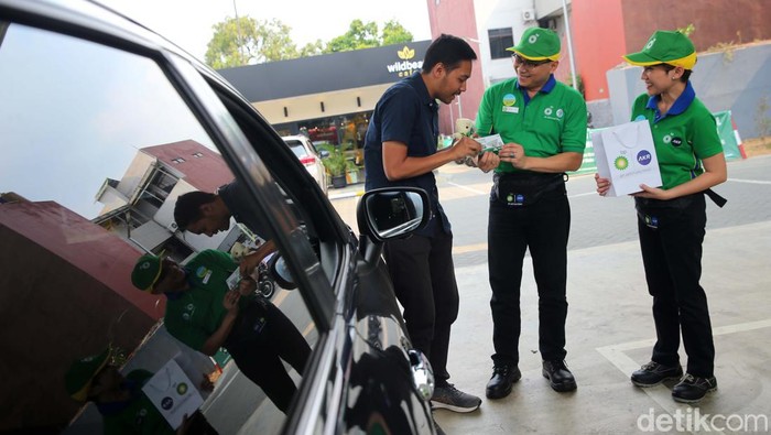 Peringati Hari Pelanggan Nasional, SPBU Ini Tebar Banyak Hadiah Sejumlah perusahaan memperingati Hari Pelanggan Nasional 2024. Seperti SPBU ini yang sebar banyak hadiah.