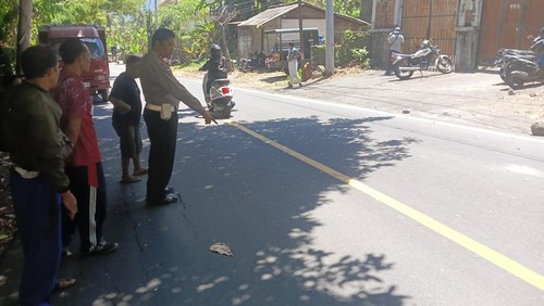 Personel Polres Karangasem melakukan olah TKP di lokasi lakalantas, Jalan Amlapura-Denpasar, Karangasem, Bali, Rabu (4/9/2024). (Dok. Polres Karangasem)