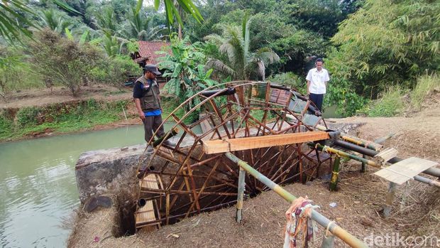 Petani Desa Kertaharja, Kabupaten Ciamis, memanfaatkan kincir air untuk mengatasi kekeringan saat musim kemarau.