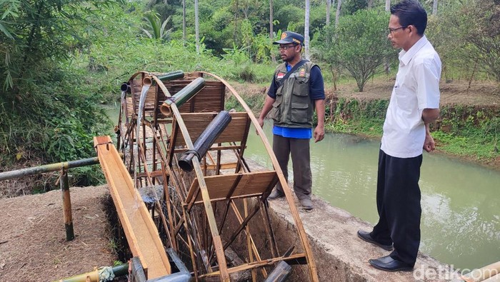 Petani Desa Kertaharja, Kabupaten Ciamis, memanfaatkan kincir air untuk mengatasi kekeringan saat musim kemarau.