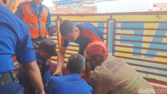 Petugas damkar saat evakuasi tukang las tersengat listrik di Sukabumi