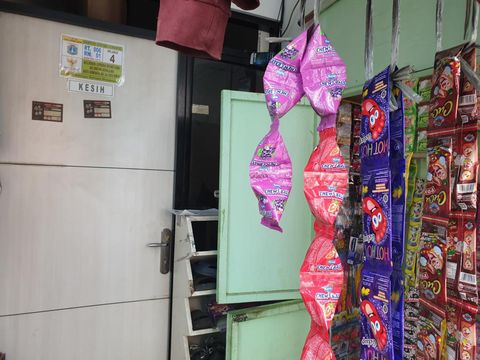 Pintu Depan Rumah di Kampung Gembira Gembrong