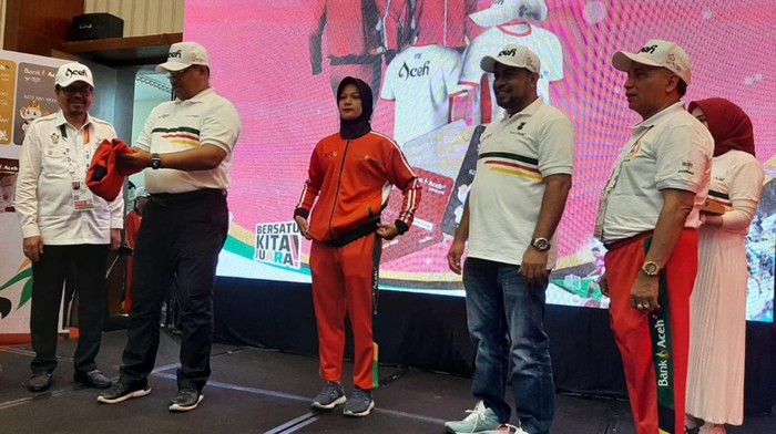 Pj Gubernur Aceh meluncurkan jersey yang dipakai tim kontingen Aceh untuk PON XXI. (Foto: Istimewa)