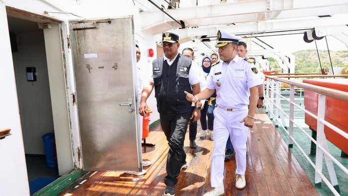 Pj Gubernur Aceh Safrizal ZA saat mengecek KM Kelud yang akan jadi hotel terapung untuk Kontingen PON. (Foto: Dok. Pemerintah Aceh)