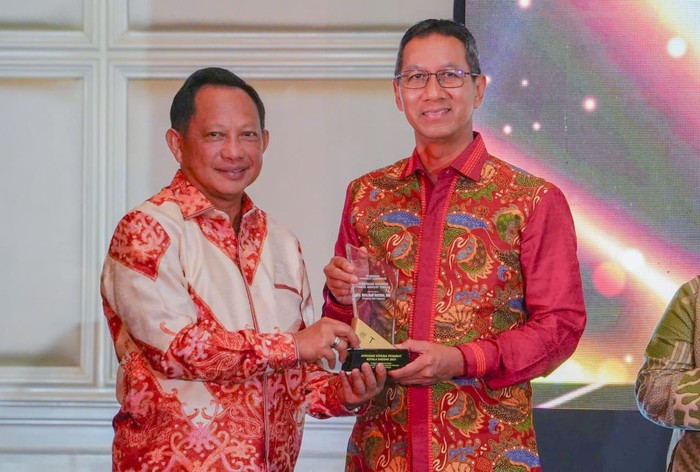 Pj. Gubernur DKI Jakarta Heru Budi Hartono menerima penghargaan dari Menteri Dalam Negeri Tito Karnavian