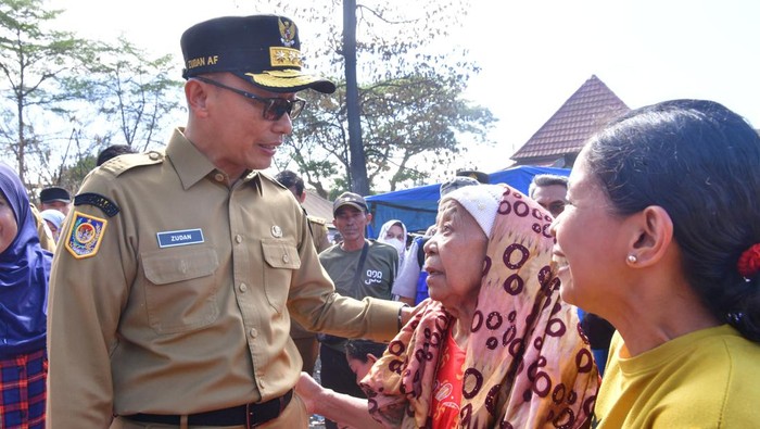 Pj Gubernur Sulsel Zudan Arif Fakrulloh menyalurkan bantuan bagi korban kebakaran di kawasan TPA Antang.