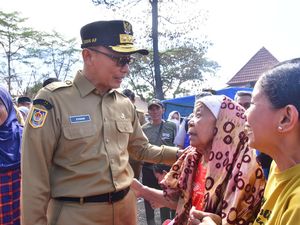 Zudan Arif Beri Bantuan ke Korban Kebakaran Permukiman di TPA Antang Makassar