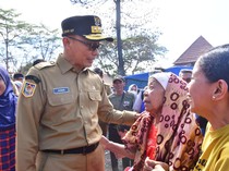 Zudan Arif Beri Bantuan ke Korban Kebakaran Permukiman di TPA Antang Makassar