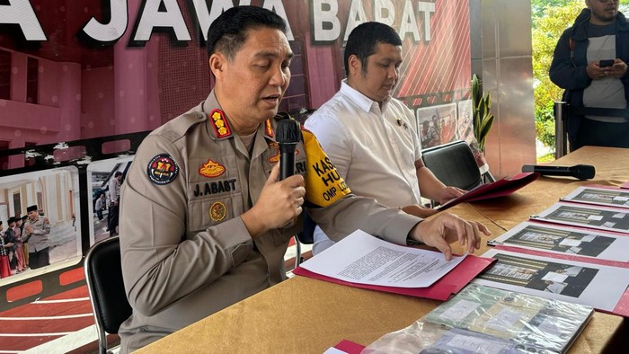 Polda Jabar saat memberi keterangan terkait penipuan.