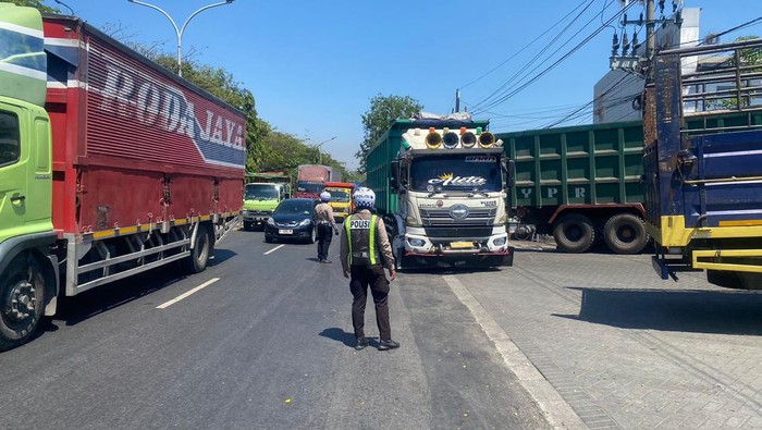 Polisi di Gresik patroli truk bandel langgar jam operasional