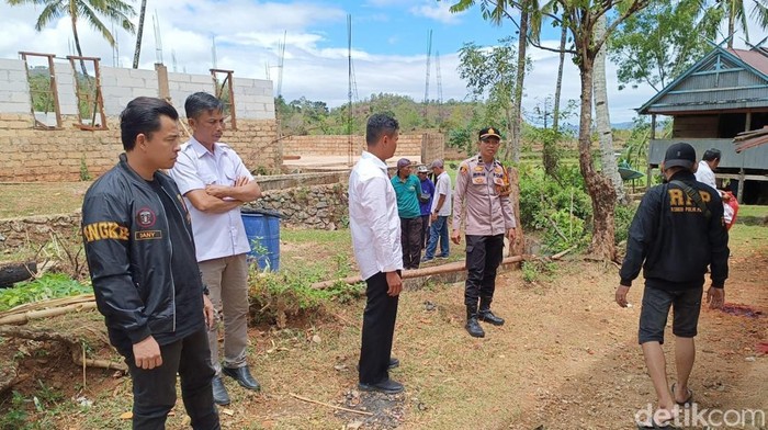 Polisi melakukan olah TKP kakek dibunuh cucu di Pangkep.