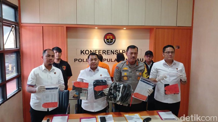 Polisi menangkap dua pelaku penipuan dan hipnotis di Batam.(Alamudin/detikcom)