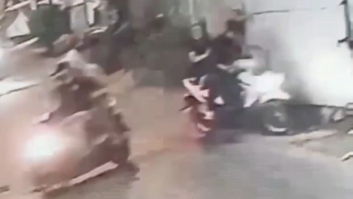 Polisi menangkap penyiram air keras terhadap pria pengemudi sepeda motor di Cengkareng, Jakbar. Pelaku berinisial A masih diperiksa intensif terkait kasus itu. (dok IG @polres_jakbar)