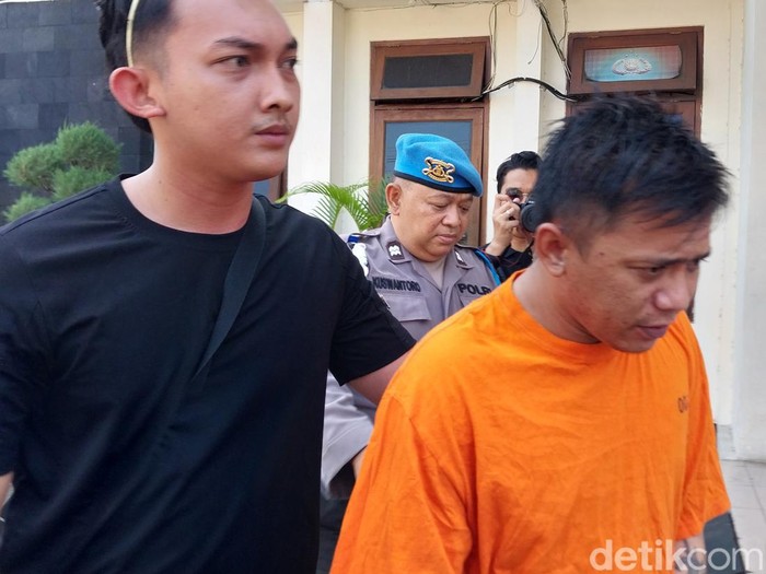 Polisi menangkap PH (37) alias Hendra warga Kabupaten Ponorogo yang telah berulang kali menggondol sepeda motor milik teman kencannya.