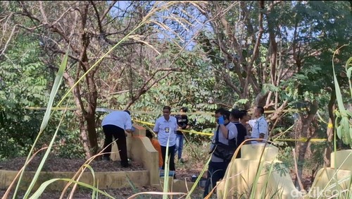 Polisi saat melakukan olah TKP di lokasi kejadian tewasnya remaja putri di kuburan cina Palembang