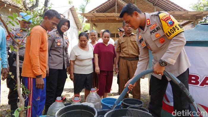 Polres Ponorogo Beri Bantuan Air Bersih Bantu Warga Kekeringan
