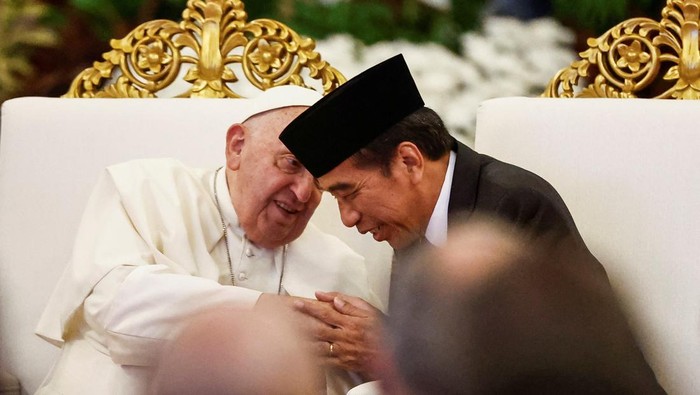 Pope Francis and Indonesian President Joko Widodo attend a meeting with Indonesian authorities, civil society and the diplomatic corps, during his apostolic visit to Asia, at the Presidential Palace in Jakarta, Indonesia, September 4, 2024. REUTERS/Willy Kurniawan/Pool